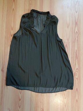 Simply Vera Vera Wang Olive Green Ruffle V-Neck Sleeveless blousw